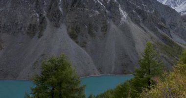 Dağ Vadisi 'ndeki sonbahar zamanı destansı bulutların 4k UHD zaman çizelgesi. Kar zirvesi üzerinde sonsuz bir kar fırtınası ve yağış. Hızlı hareket
