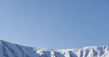 Güneş hareketinin 4K UHD zaman çizelgesi karlı dağın tepesinde kristal berrak gökyüzünde. Sonbahar otlağında sarı çimenler. Vahşi sonsuz doğa..
