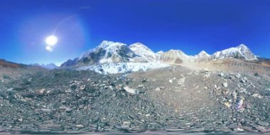 Everest Üssü 'nün 360 vr panoramik görüntüsü. Everest Dağı, güzel gökyüzü ve Khumbu buzulu. Khumbu Vadisi, Sagarmatha Ulusal Parkı, Himalayalar 'ın Nepal' i. EBC iz yolunun bitiş noktası