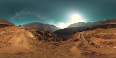 LUKLA, NEPAL - 1 ARALIK 2017: 360 Kathmandu uçakları havaalanına varır. Vahşi Himalayalar yüksek irtifa doğa ve dağ vadisi. Ağaçlarla kaplı kayalık yamaçlar. Ana kampa yolculuk alanı.