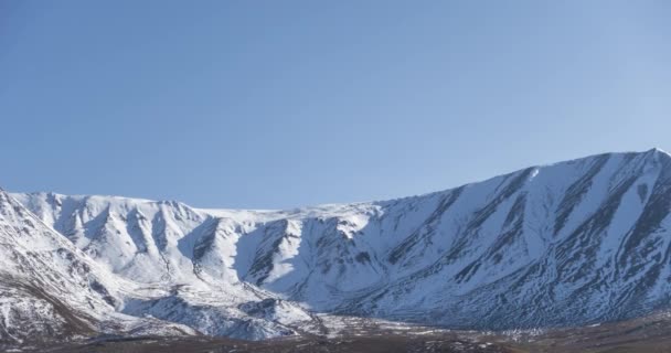 Uhd Tijdspanne Van Zonnebeweging Kristalheldere Hemel Boven Sneeuw Bergtop Gele — Stockvideo