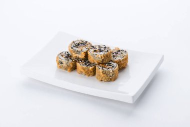 Sushi seti ve beyaz arka plan kompozisyon. Japon Gıda Restoran, sushi maki gunkan rulo levha veya plakalı ayarla.