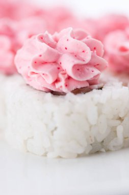 Sushi seti ve beyaz arka plan kompozisyon. Japon Gıda Restoran, sushi maki gunkan rulo levha veya plakalı ayarla.