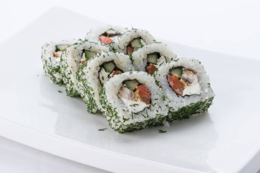 Sushi seti ve beyaz arka plan kompozisyon. Japon Gıda Restoran, sushi maki gunkan rulo levha veya plakalı ayarla.