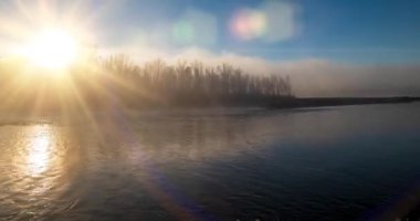 Dağ nehri zamanı yaz ya da sonbahar gündoğumunda azalır. Vahşi doğa, berrak su ve her zaman yeşil olan kırsal vadi. Güneş ışınları ve yoğun sabah sisi. Motorlu doli kaydırma hareketi