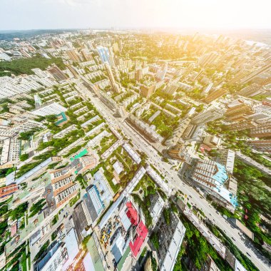 Kesişen yollar, evler, binalar, parklar, otoparklar, köprüler olan havacılık şehri manzarası. Helikopter insansız hava aracı atışı. Geniş Panoramik resim.