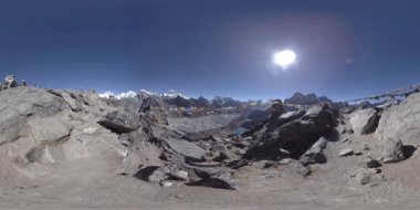 360 VR Gokyo Ri dağ tepesi. Tibet Budist bayrağı. Vahşi Himalayalar yüksek irtifa doğa ve dağ vadisi. Karla kaplı kayalık yamaçlar ve derin mavi gökyüzü