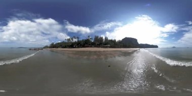 360 VR güzel kumsal kumsalı ve gökyüzü. Bulutlardaki büyük güneş ufka dokunuyor. Asya Palm Beach geçmişi. Açık okyanus kıyısı. Sessiz suları ve turist tekneleri olan halk plajı..