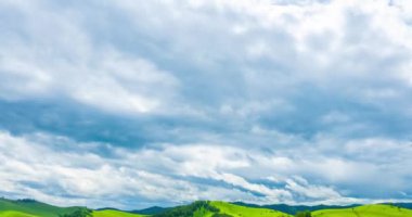 Yaz ya da sonbahar mevsiminde dağdaki çayır zaman atlaması. Vahşi doğa ve kırsal alan. Hızlı bulut hareketleri, yeşil çimenler ve güneş ışınları. Motorlu Panorama