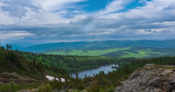호수는 여름이나 가을철에 자연환경 구름의 움직임 사이클 슬라이더 — 비디오