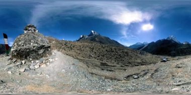 Nepal 'deki Dingboche ve Pheriche köyünün 4K VR' si, Everest ana kamp alanının temel noktası. EBC. Himalayalar 'da dağ yürüyüşü yolunda budist bir ahmak..