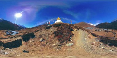 Nepal 'deki Dingboche ve Pheriche köyünün 4K VR' si, Everest ana kamp alanının temel noktası. EBC. Himalayalar 'da dağ yürüyüşü yolunda budist bir ahmak..