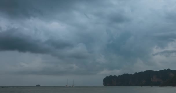 Lapso Tempo Nuvens Chuva Sobre Praia Paisagem Mar Com Barcos — Vídeo de Stock