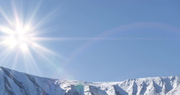 Uhd Timelapse Movimiento Del Sol Cielo Cristalino Sobre Cima Montaña — Vídeo de stock