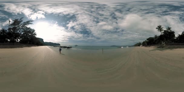 360 Vr美しいビーチの海の砂と空 雲の中の大きな太陽が地平線に触れる アジアのヤシのビーチの背景 透明度の高い海岸 静かな水と観光船と公共のビーチ — ストック動画