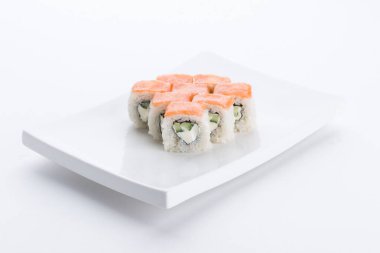 Sushi seti ve beyaz arka plan kompozisyon. Japon Gıda Restoran, sushi maki gunkan rulo levha veya plakalı ayarla.