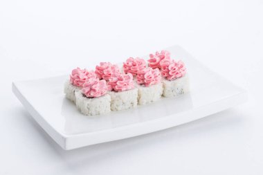 Sushi seti ve beyaz arka plan kompozisyon. Japon Gıda Restoran, sushi maki gunkan rulo levha veya plakalı ayarla.