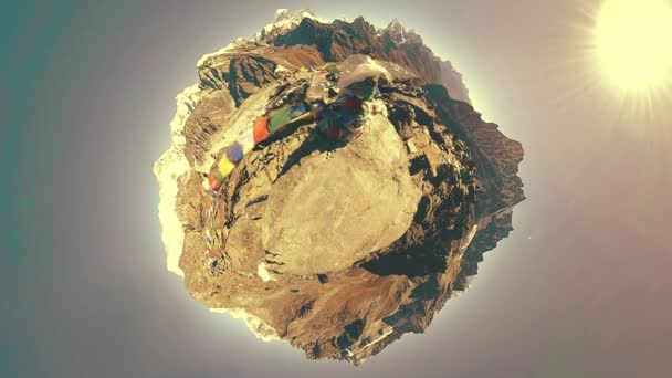 360 Gokyo Ri山顶 藏传佛教的旗帜 野生喜马拉雅山高海拔自然和高山山谷 被雪覆盖的岩石斜坡 — 图库视频影像