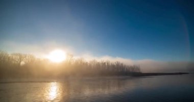 Dağ nehri zamanı yaz ya da sonbahar gündoğumunda azalır. Vahşi doğa, berrak su ve her zaman yeşil olan kırsal vadi. Güneş ışınları ve yoğun sabah sisi. Motorlu doli kaydırma hareketi