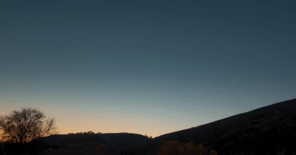 4K山草地在夏秋日落时的时差 野生自然和农村地区 晴朗的天空 绿黄的草地 水平的阳光 机动滑块运动 — 图库视频影像