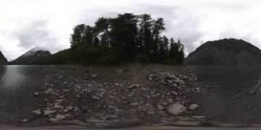 Yaz veya sonbahar saatlerinde 360 VR dağ gölü. Vahşi doğa ve kırsal dağ vadisi. Çam ağaçlarından yeşil orman ve gökyüzünde hızlı bulutlar.