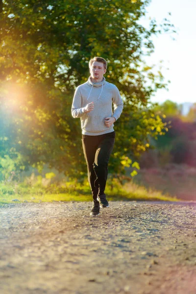 Running Man Joggen Landelijke Natuur Mooie Zomerdag Sport Fitness Model — Stockfoto