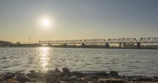 Uhd Timelapse Brzegu Rzeki Miasta Promienie Słoneczne Błękitne Niebo Most — Wideo stockowe
