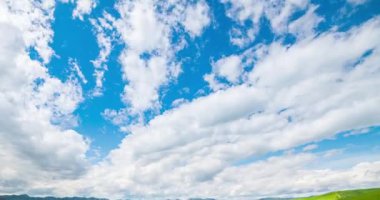 Yaz ya da sonbahar mevsiminde dağdaki çayır zaman atlaması. Vahşi doğa ve kırsal alan. Hızlı bulut hareketleri, yeşil çimenler ve güneş ışınları. Motorlu Panorama