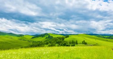 Yaz ya da sonbahar mevsiminde dağdaki çayır zaman atlaması. Vahşi doğa ve kırsal alan. Hızlı bulut hareketleri, yeşil çimenler ve güneş ışınları. Motorlu Panorama