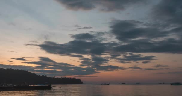 Timelapse Nascer Sol Escuro Sol Brilhante Dia Sobre Mar Ondas — Vídeo de Stock
