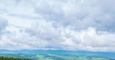 Dağ Gölü yaz ya da sonbahar zamanında zaman atlaması. Vahşi doğa ve kırsal alan. Hızlı bulutlar, yeşil çimenler ve dramatik gökyüzü. Motorlu doli kaydırma hareketi