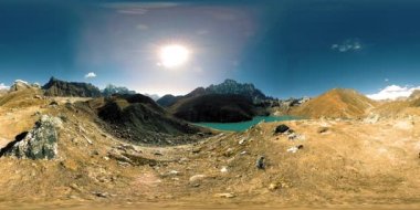 Kış mevsiminde 360 HD VR Gokyo Ri dağ gölü. Vahşi Himalayalar yüksek irtifa doğa ve dağ vadisi. Kayalık yamaçlar buzla kaplı.