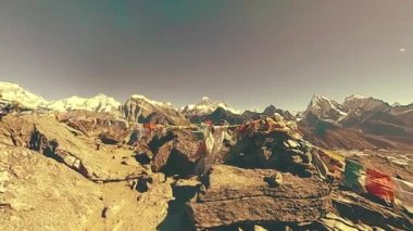 360 VR Gokyo Ri dağ tepesi. Tibet Budist bayrağı. Vahşi Himalayalar yüksek irtifa doğa ve dağ vadisi. Karla kaplı kayalık yamaçlar. Panorama kamera hareketi.