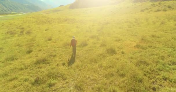 Aerial Uhd View 低空飞行飞越了穿越绿色山地的青年游客 广阔的乡村山谷和阳光灿烂的草地 背包徒步旅行 — 图库视频影像