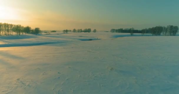 지방의 풍경을 공중에서 수있었고 서리가 내리는 얼음이 흐르는 광선으로 나무들을 — 비디오