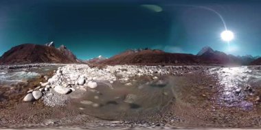 Nepal 'deki Dingboche ve Pheriche köyünün 4K VR' si, Everest ana kamp alanının temel noktası. EBC. Himalayalar 'da dağ yürüyüşü yolunda budist bir ahmak..