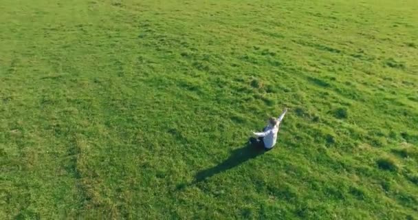 Utsiktspunkt Från Luften Låg Omloppsbana Flygning Runt Människan Sitter Grönt — Stockvideo