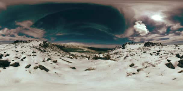 Uhd 360雪のマウントトップのVr ピーク時と氷の風景の太陽の光 冬の凍った岩 霜の視点 — ストック動画
