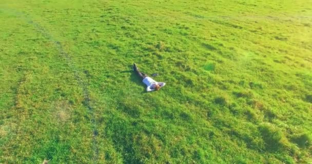 Ponto Vista Aéreo Vôo Orbital Baixo Torno Homem Mentiu Grama — Vídeo de Stock