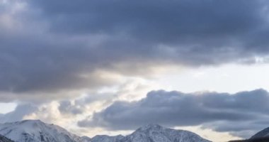 Sonbahar zamanı dağ çayırlarında destansı bulutların 4k UHD zaman çizelgesi. Kar fırtınası gökyüzü ile vahşi sonsuz doğa. Hızlı hareket