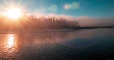 Dağ nehri zamanı yaz ya da sonbahar gündoğumunda azalır. Vahşi doğa, berrak su ve her zaman yeşil olan kırsal vadi. Güneş ışınları ve yoğun sabah sisi. Motorlu doli kaydırma hareketi