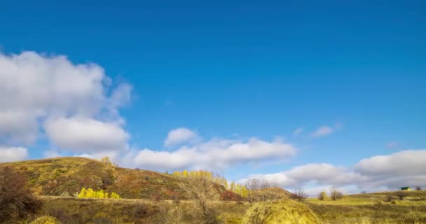 Montanha Prado Timelapse Outono Nascer Sol Tempo Natureza Selvagem Palheiros — Vídeo de Stock