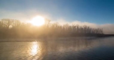 Dağ nehri zamanı yaz ya da sonbahar gündoğumunda azalır. Vahşi doğa, berrak su ve her zaman yeşil olan kırsal vadi. Güneş ışınları ve yoğun sabah sisi. Motorlu doli kaydırma hareketi