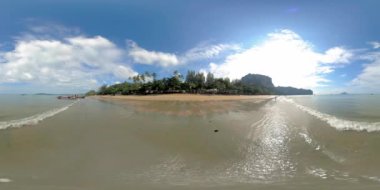 360 VR güzel kumsal kumsalı ve gökyüzü. Bulutlardaki büyük güneş ufka dokunuyor. Asya Palm Beach geçmişi. Açık okyanus kıyısı. Sessiz suları ve turist tekneleri olan halk plajı..