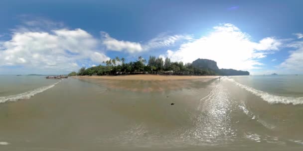 360 Όμορφη Παραλία Θάλασσα Άμμο Και Ουρανό Μεγάλος Ήλιος Στα — Αρχείο Βίντεο