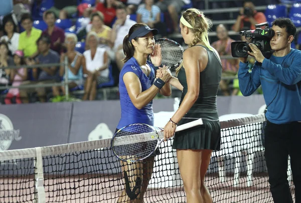 Hua Hin - 29 de diciembre: Li na de China (L) gana a Victoria Azarenka de Bielorrusia en Hua hin World Tennis Invitation en el Centennial park Hua hin el 29 de diciembre de 2012 en Hua hin, Tailandia . — Foto de Stock