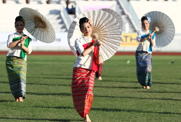 Chonburi, Tailândia - JAN 11: Bela não identificada em seda tailandesa em 40th Thailand University Games no Instituto de educação física acampamento chonburi em janeiro 11, 2013 em Chonburi, Tailândia — Fotografia de Stock