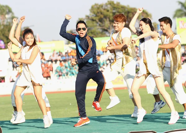 somjit jongjohor Tay boksör dans gangnam stil 40 Tayland Üniversite Oyunları Enstitüsü beden eğitimi chonburi kampının üzerinde 11 Ocak 2013 yılında chonburi, thailand