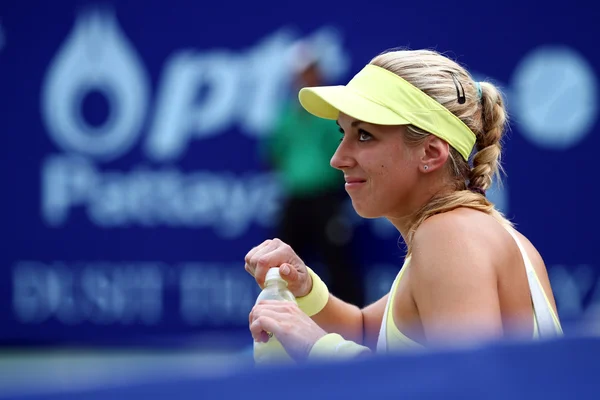 Pattaya, thailand - 3. feb: sabine lisicki aus deutschland öffnet das wasser im tennis match ptt pattaya open 2013 am 3. februar 2013 in pattaya, thailand. — Stockfoto