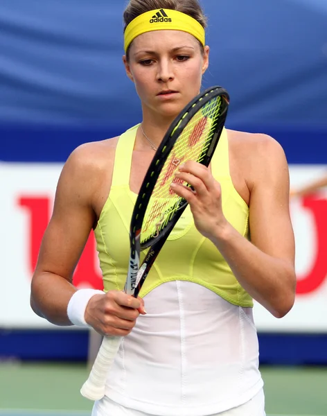 Pattaya, Tailândia - FEB 3: Maria Kirilenko da Rússia verifica raquete no jogo de tênis PTT Pattaya Open 2013 no Dusit thani pattaya em 3 de fevereiro de 2013 em Pattaya, Tailândia . — Fotografia de Stock